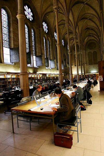 Auditeurs dans la bibliothèque centrale.